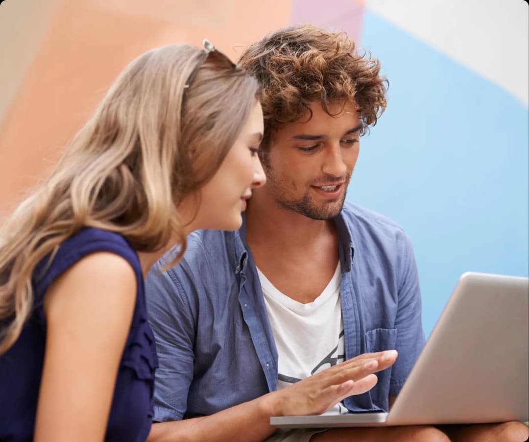 Coppia che guarda insieme un laptop