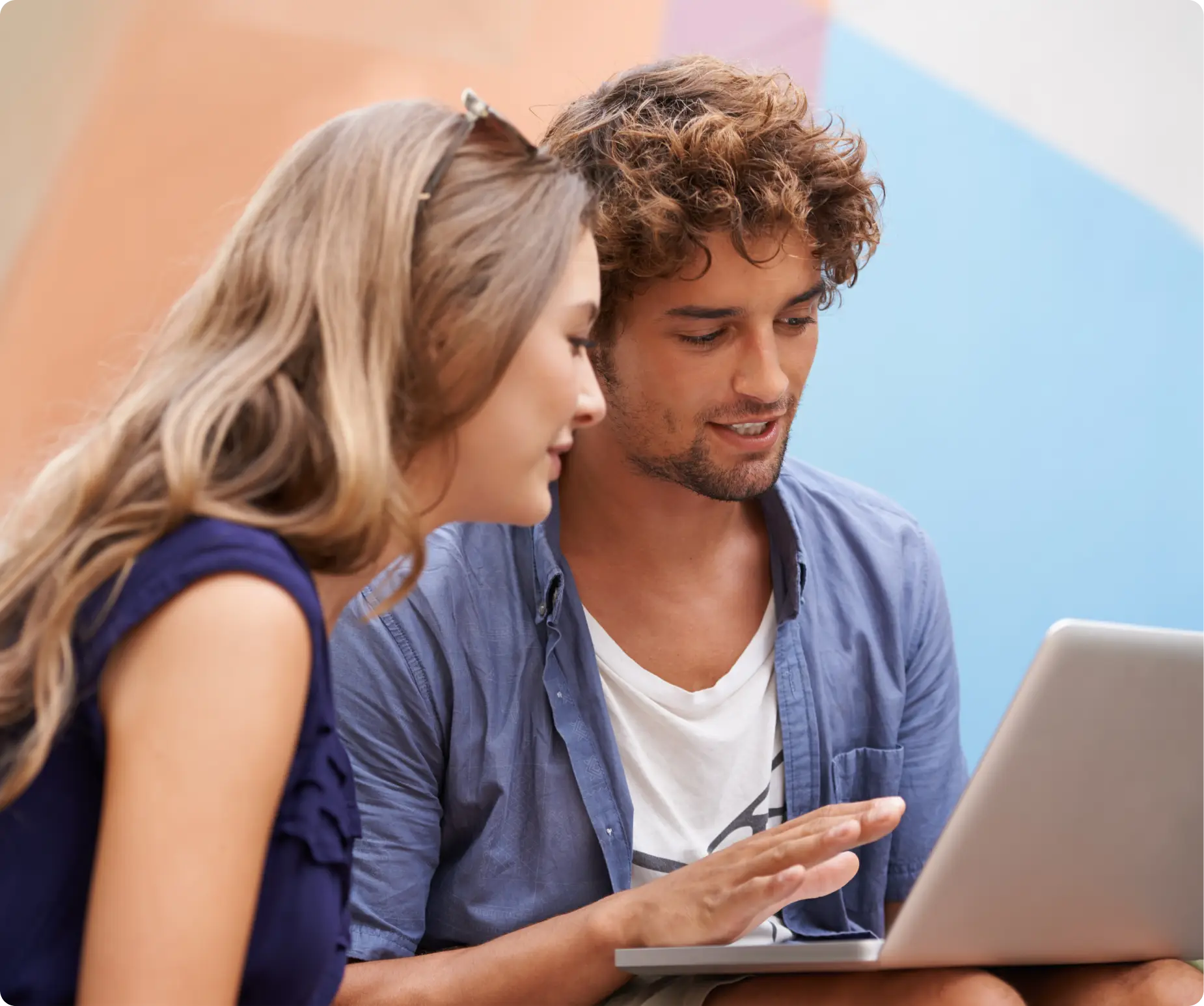 Coppia che guarda insieme un laptop