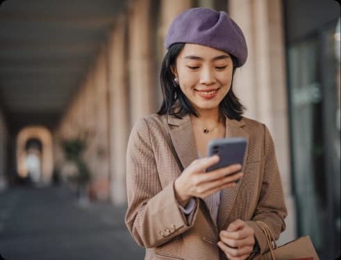 Donna che usa il telefono