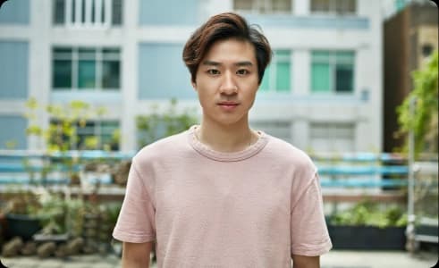 Donna felice con telefono